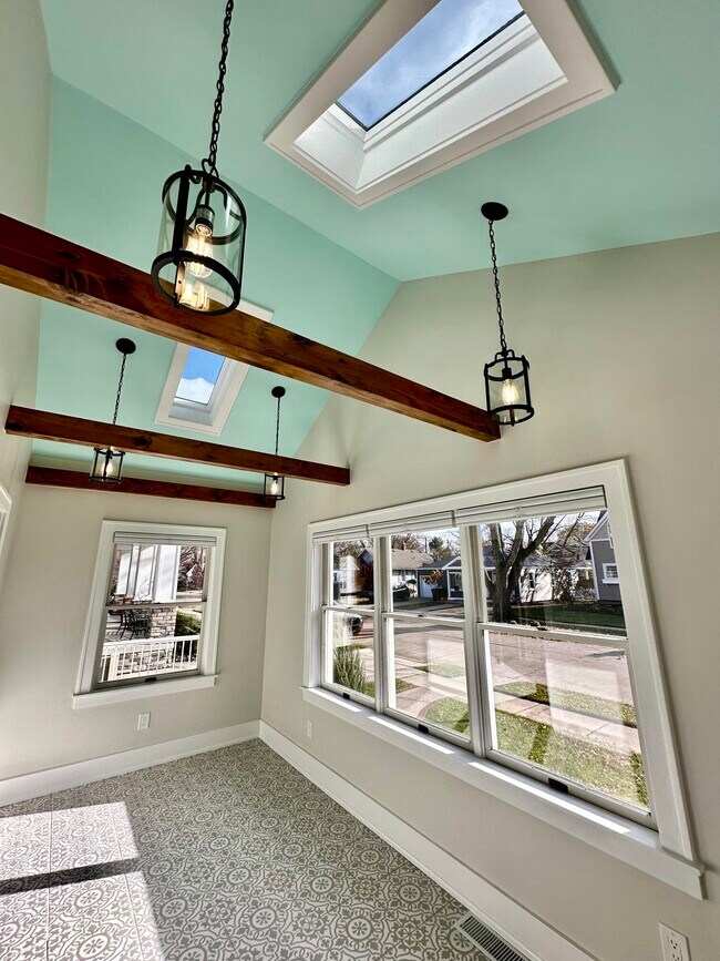 Building Photo - 992 Palmer