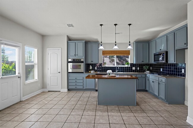 Building Photo - 2123 Enchanted Park Ln