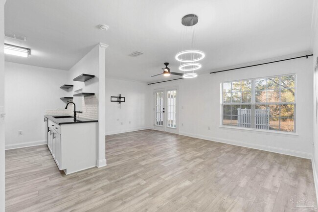 Building Photo - 707 Majestic Dr