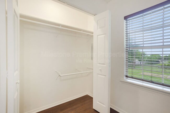 Building Photo - 1829 Ridgewood Rd