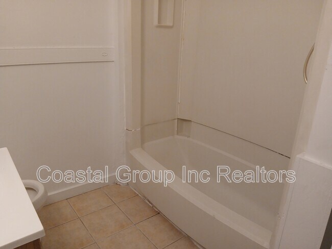 Building Photo - 861 W 48th St