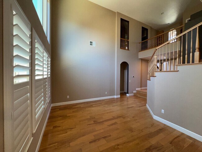 Building Photo - 5 Bedroom House
