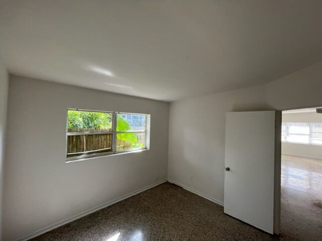 Building Photo - 2 Bedroom, 1 Bathroom Renovated Half Duple...