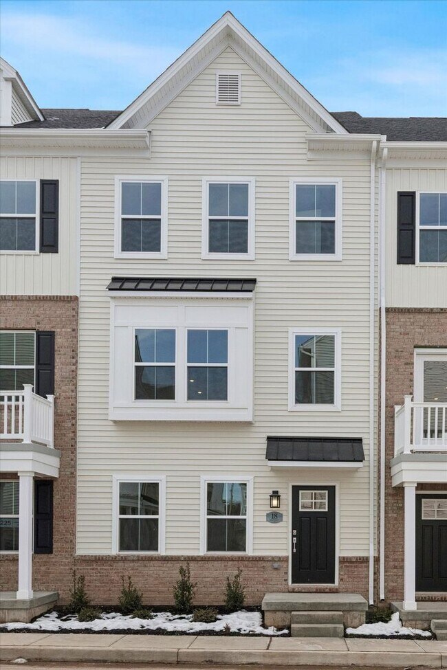 Building Photo - Brand New River Pointe townhome with modern finishes, flexible living space, and a prime location...
