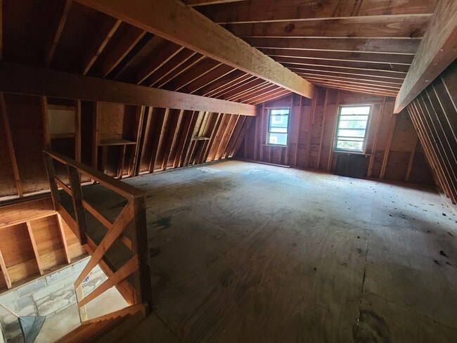Building Photo - 4 bedrooms and 1.5 bathrooms, this home of...