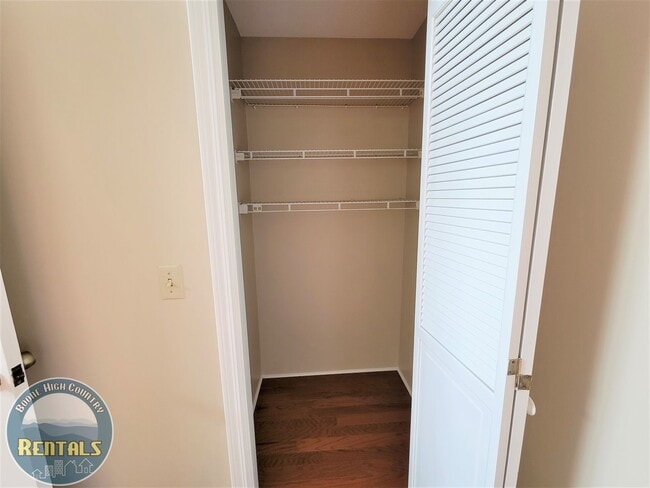 Building Photo - 1/1.5 Townhome located near Boone Golf Course!