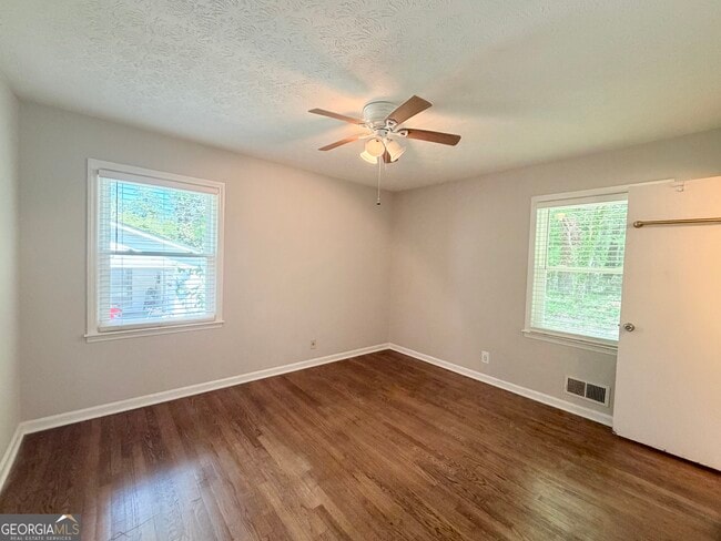 Building Photo - 1140 Azalea Cir NE