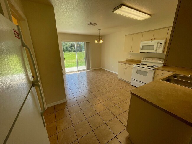 Building Photo - 2 Bedroom, 2 1/2 Bathroom Apartment
