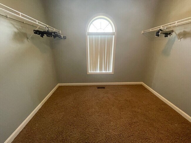 Building Photo - 5BD/4BA Single Family Home