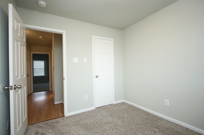 Building Photo - 527 Richcrest Dr