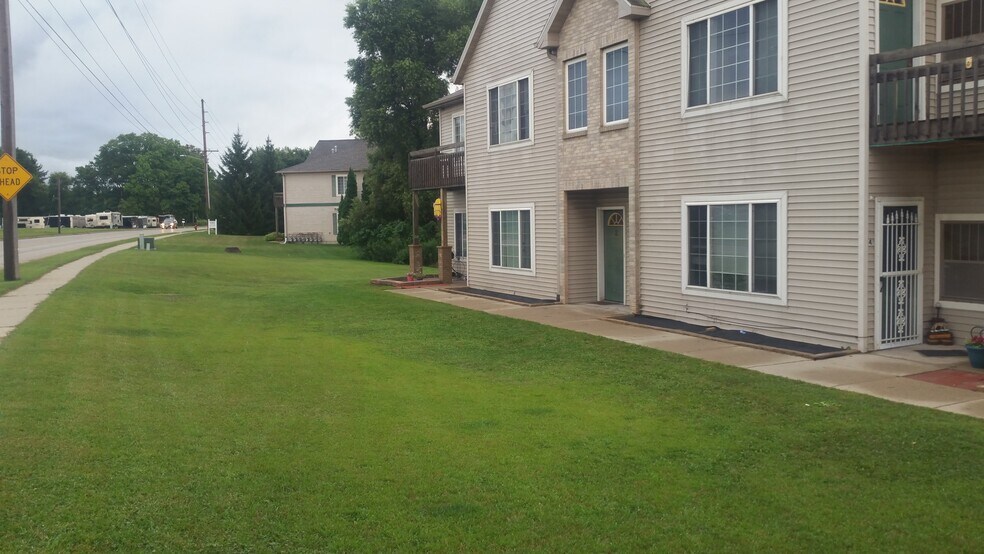 Building Photo - 320 E Tyranena Park Rd