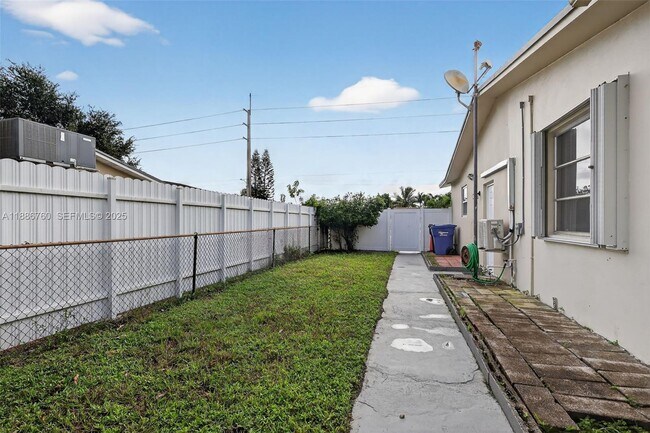 Building Photo - 1820 N 56th Ave