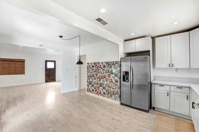 Building Photo - Charming Pasadena Duplex – Upstairs Unit