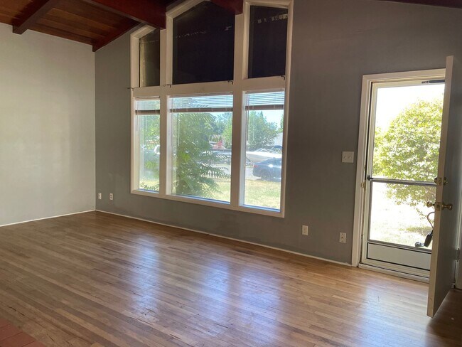 Building Photo - 3 Bedroom Charming House, located on quiet street off cul-de-sac.