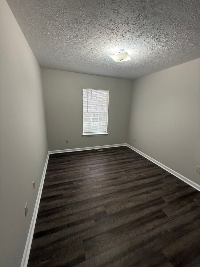 Building Photo - Located in Georgetown, KY, three-bedroom, 2.5-bath townhouse