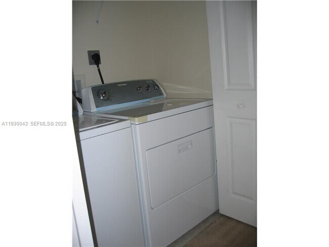 Building Photo - 2271 NE 42nd Cir