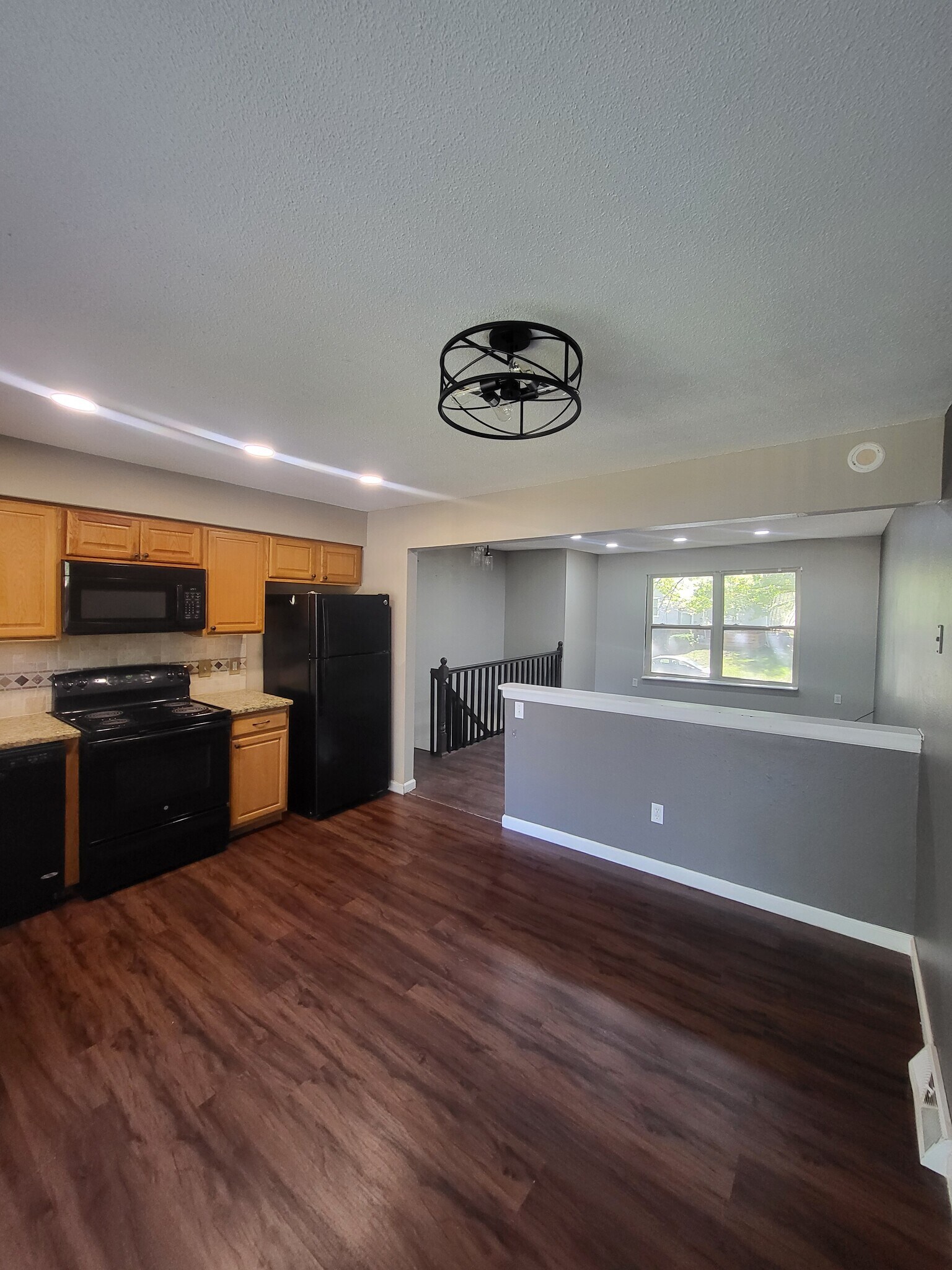 Building Photo - 1210 SE 3rd Ter