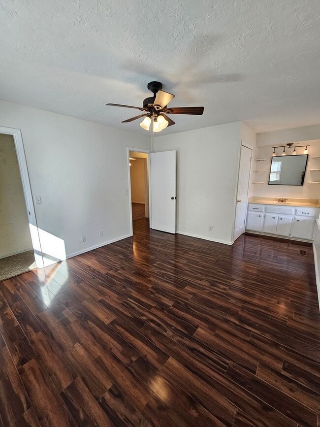 Building Photo - (3) Bed/(2) Bath Avail NOW! Oakhurst Addition!