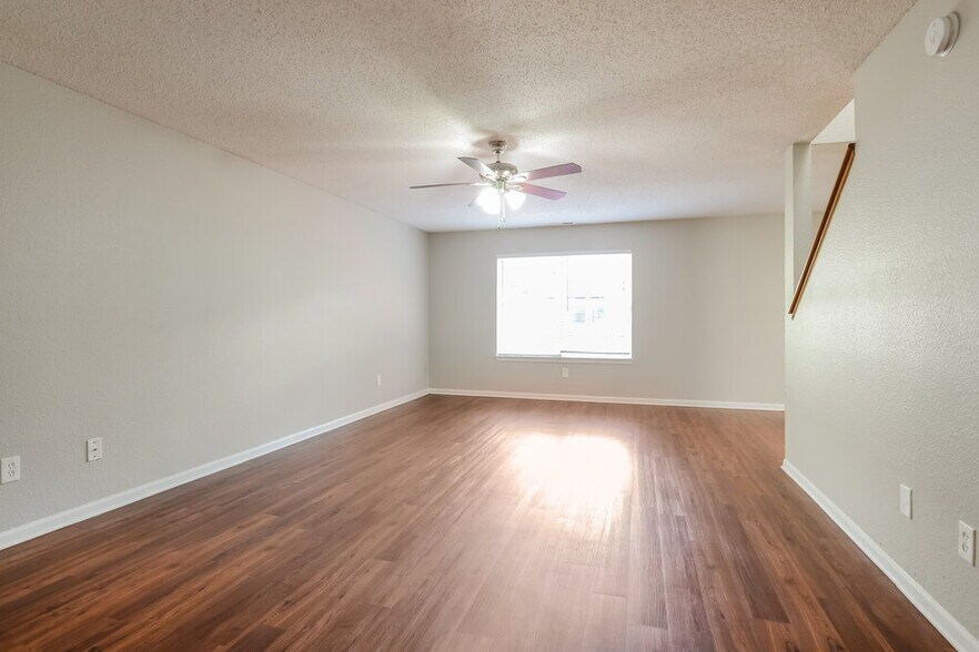 Building Photo - 707 Deer Trail Dr
