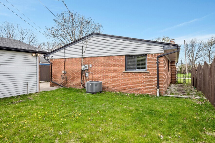 Building Photo - 31810 Briar Ln