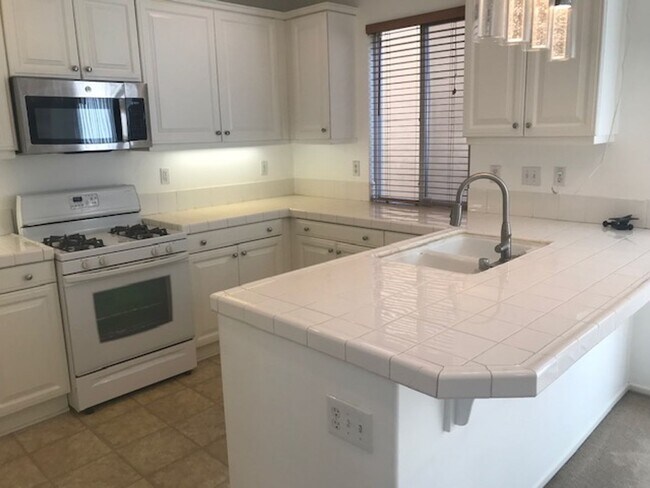 Building Photo - Gated Community!