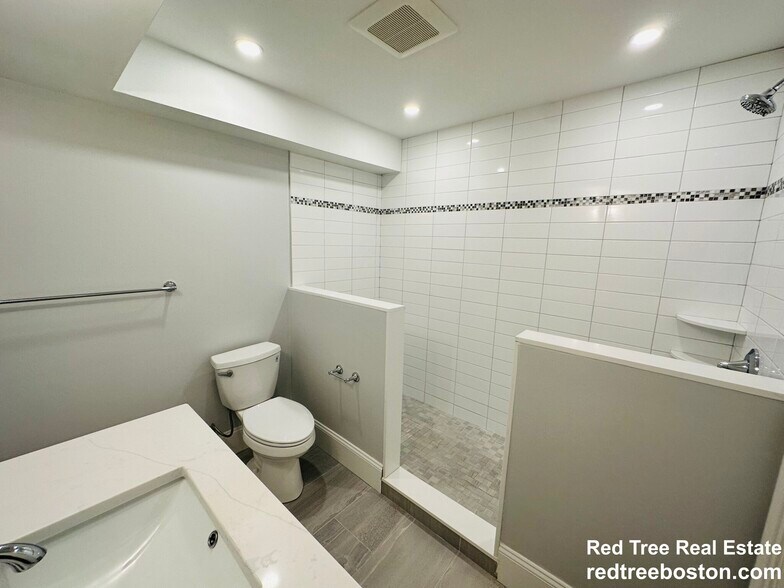 Building Photo - 100 Brooks St