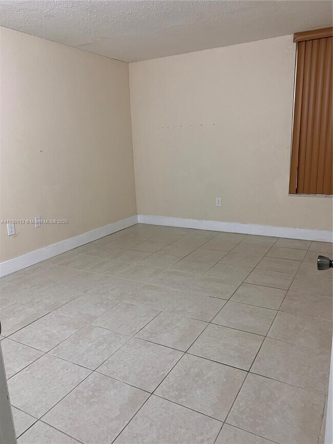 Building Photo - 8820 Fontainebleau Blvd