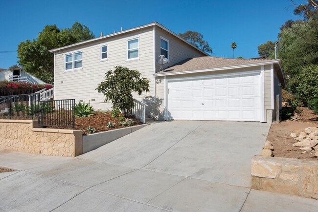 Primary Photo - Updated 2 Bedroom Eastside Home! Pets are ...