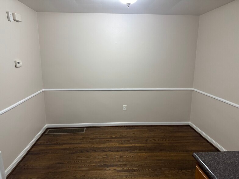 Building Photo - 3065 Glenmore Ave
