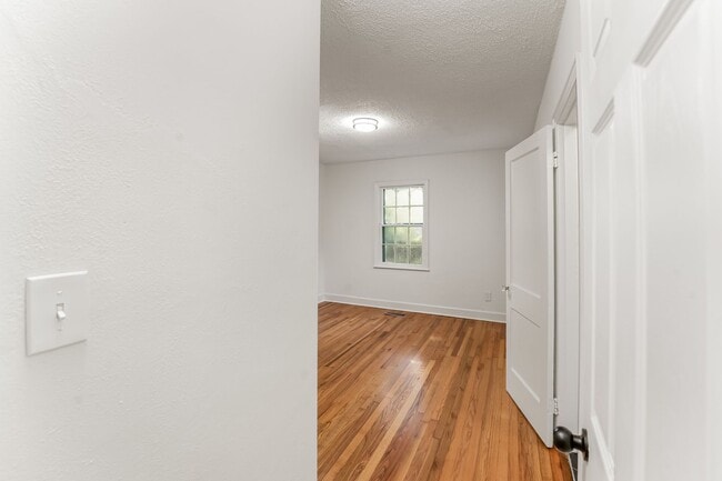 Building Photo - 806 S Moore Rd