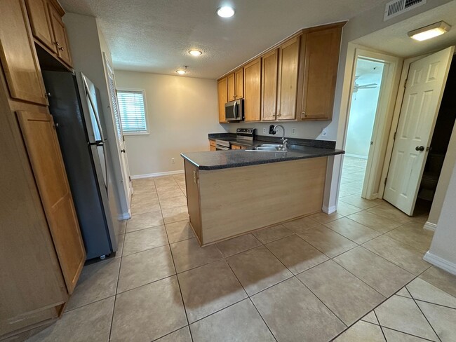 Building Photo - 2 Bedroom, 2 Bathroom Jax Beach Condo - 1....