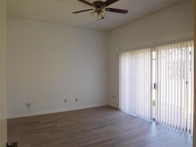 Building Photo - 2202 Quiet Wood Dr