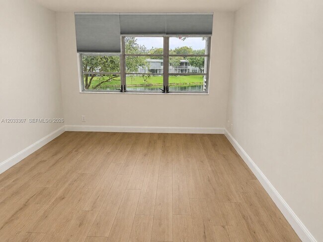 Building Photo - 4261 W Palm Aire Dr
