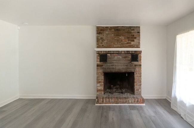 Building Photo - 1118 Louise Dr