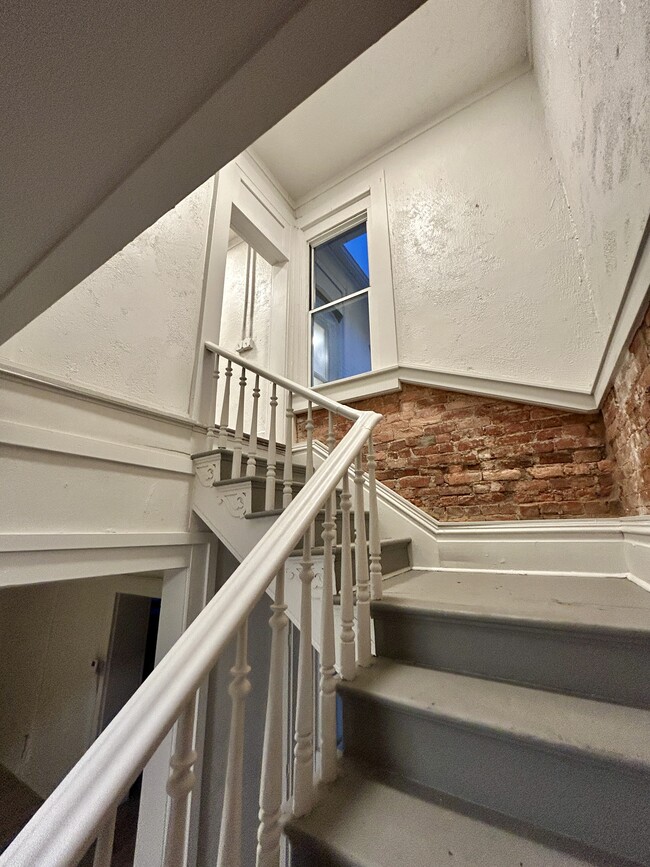 Building Photo - 618 Woodlawn Ave