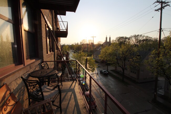 Building Photo - 215 W Maple St