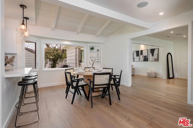 Building Photo - 527 S Bentley Ave