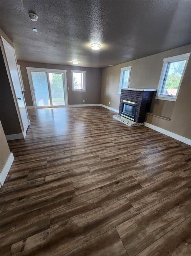 Building Photo - 5 bedroom in Briarwood - Water/Sewer/Trash PAID