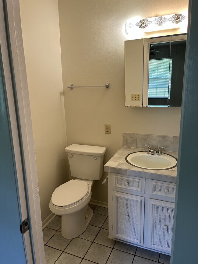 Building Photo - 1322 Hillcrest Dr