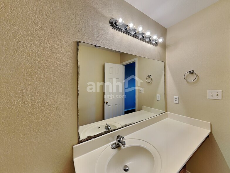 Building Photo - 2711 Candleridge Drive