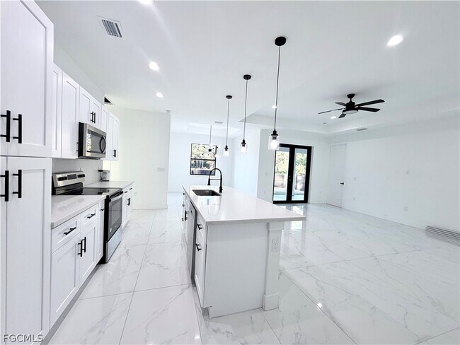 Building Photo - 312 Rosanna Ave