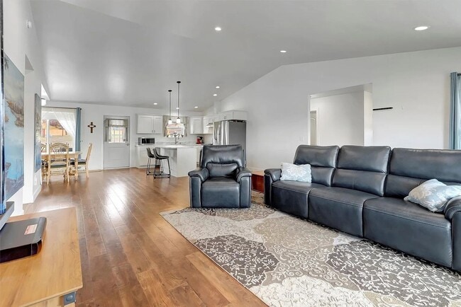 Building Photo - Beautiful 4 bed 2 bath on 1.37 acres in Co...