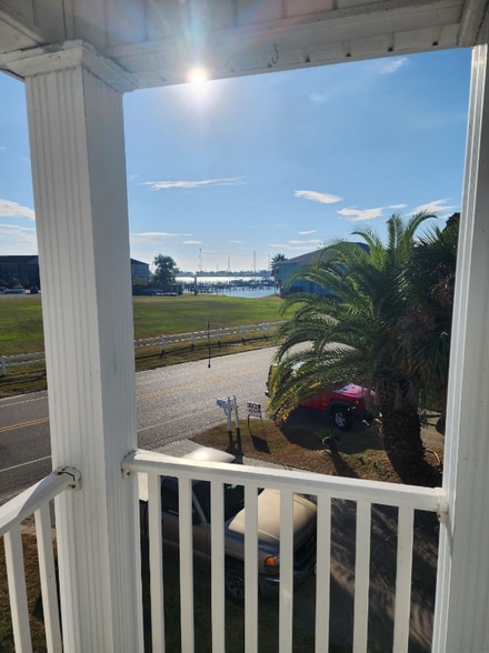 Building Photo - 870 Marina Dr