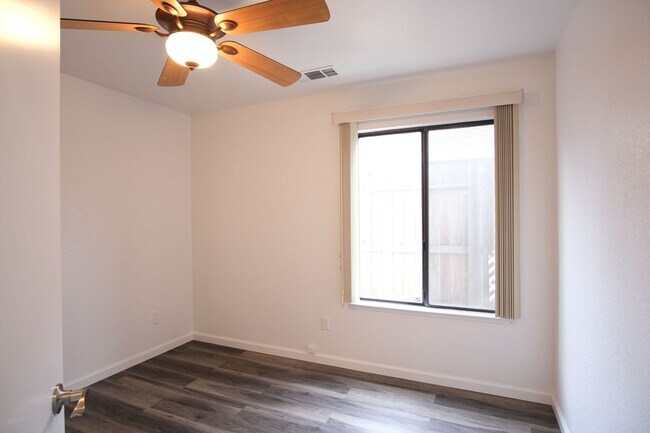 Building Photo - Stunning 3-Bedroom 2-bathrooom in the vibrant city of Modesto