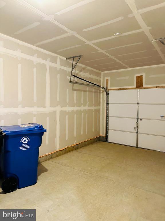 Building Photo - 8 Elenor Ln