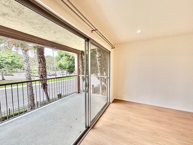 Building Photo - Bright 2 Bed 2 Bath | Surfside Community |...