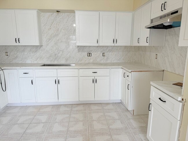 Building Photo - GORGEOUS 3 BEDROOM 2 BATH HOUSE