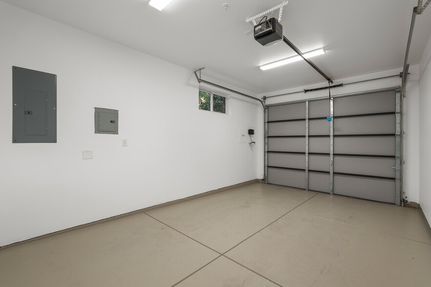 Garage - 1012 Uptown Aly