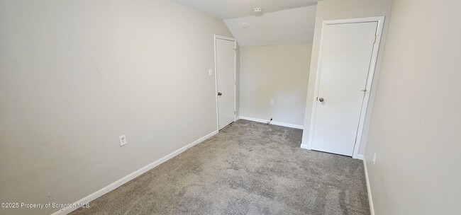 Building Photo - 510 N Bromley Ave