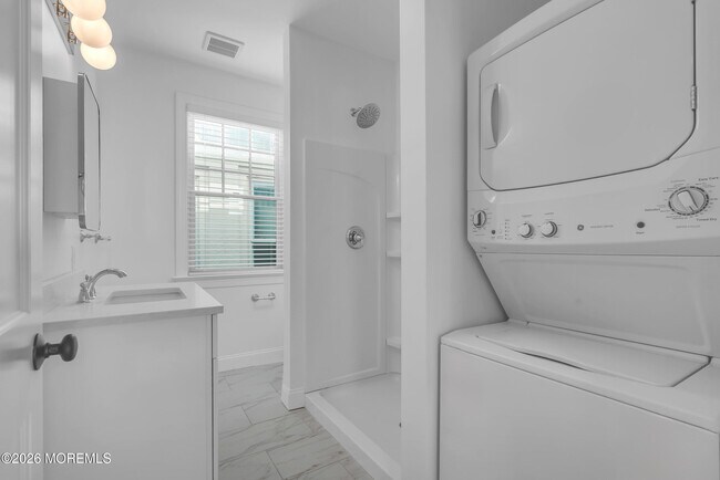 Building Photo - 132 Bay Ave